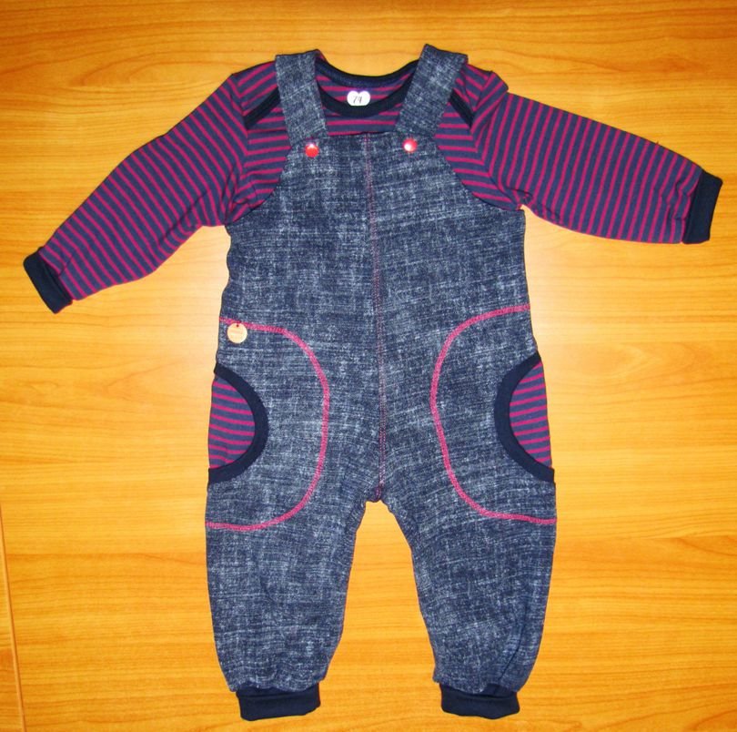 Latzhose mit T-Shirt