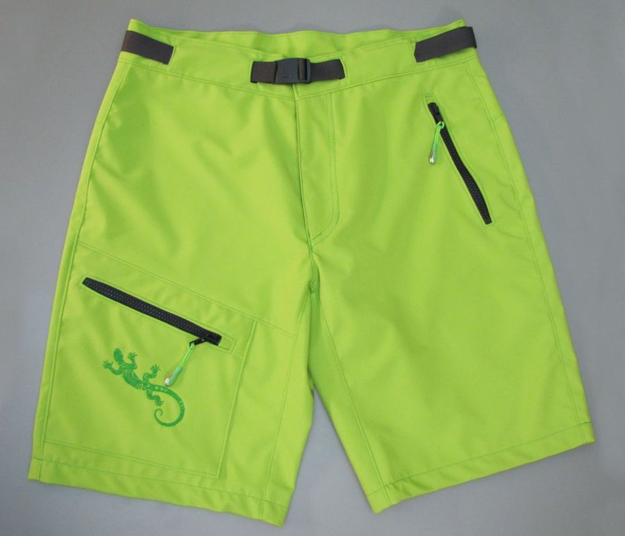kurze Outdoorhose mit Stickerei