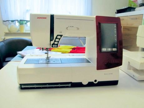 Juni 2016, ein Traum ist in Erfüllung gegangen! Eine Näh-und Stickmaschine Janome MC 9900 ist in meinen Besitz gewandert. Das schöne Teil hat soviele Features , da wird es eine ganze Weile dauern, bis ich alles ausprobiert habe. Das macht aber riesig Spaß und eröffnet viele neue Möglichkeiten. Es ist ein echtes Zauberteil! Ohne meinen Mann wäre mir bestimmt vieles verborgen geblieben, denn man muss schon allerhand Computerwissen haben, um das Schmuckstück zu bedienen, geschweige denn eine passable Stickdatei zu erstellen. Wir sind aber gemeinsam daran, alles zu optimieren! Zum Glück macht es ihm auch viel Spaß, der Maschine ein tolles Stickbild zu entlocken!