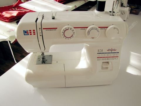 Meine erste Nähmaschine gekauft im September 2012 ist eine W6 N1235.
Als Einsteiger für alles geeignet, näht auch Jeans ohne Probleme, habe mich so gut an das neue Hobby rantasten können!
Meine ersten Näherfahrungen sind schon einige Jahre her, als junges Mädchen habe ich schon meine ersten Hosen selbst gemacht, bin also mit der Funktionsweise einer Nähmaschine vertraut.