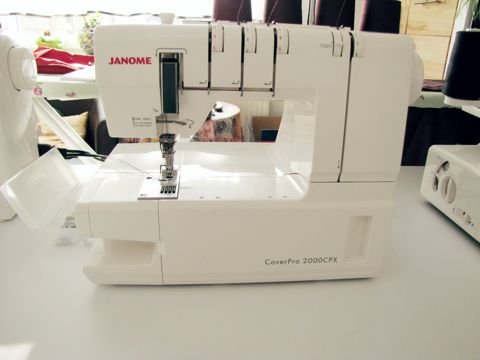 Mein neuestes Schätzchen ist nun die Folge von Jersey Projekten! Eine Coverlock Maschine von Janome pro 2000 cpx und 5 Jahren Garantie, wurde am 25. Februar 2016 geliefert. Hatte mich riesig darauf gefreut meine T-Shirts professionell zu umsäumen und auch die schönen Ziernähte anzuwenden.Leider bin ich an den ersten Tagen fast verzweifelt, immer wieder Fehlstiche und Probleme beim Einstellen der Fadenspannung! Hier zählt aber genau so üben üben, irgendwann klappts. Dann sehen die Nähte echt Klasse aus!