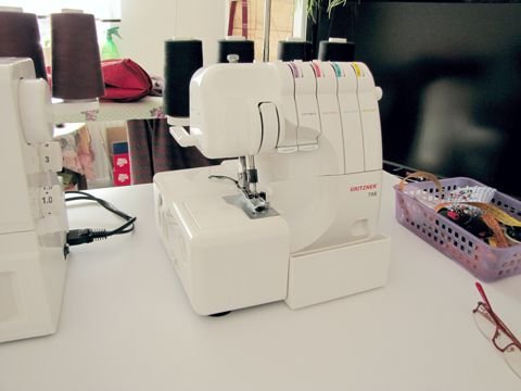 Nach vielen Nähprojekten sollte es nun eine Overlock Maschine sein, da man damit bessere Ergebnisse bei dehnbaren Stoffen erzielen kann und auch viele andere Sachen professioneller verarbeitet werden können, Nähen und Versäubern in einem Arbeitsgang! Zeiteinsparung und Qualität sind unschlagbar. Diese Maschine wurde nach langer Recherche eine Gritzner Overlock 788. Diese hat dann unter dem Weihnachtsbaum 2015 gelegen. Nach anfänglichen Schwierigkeiten mit der Maschine bin ich nun sehr zufrieden. Das Einfädeln sah erst spektakulär aus, ist nun aber auch kein Problem mehr. Übung macht den Meister! Habe zum Glück günstige Garnkonen gekauft und Stoff-Reste zum Probieren sind ja immer reichlich da.