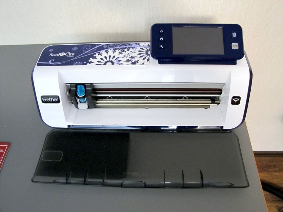 Brother CM900 ScanNCut Hobbyplotter –die „Textilmaschine“
Mit diesem Gerät hat man soviele Möglichkeiten, da fällt die Auswahl schwer.
Eine lohnende Investition für jeden der Spaß an Individualität hat!