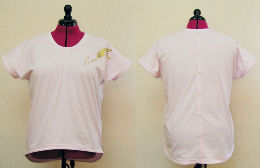 T-Shirt mit Plottermotiv und Knopfleiste auf dem Rücken