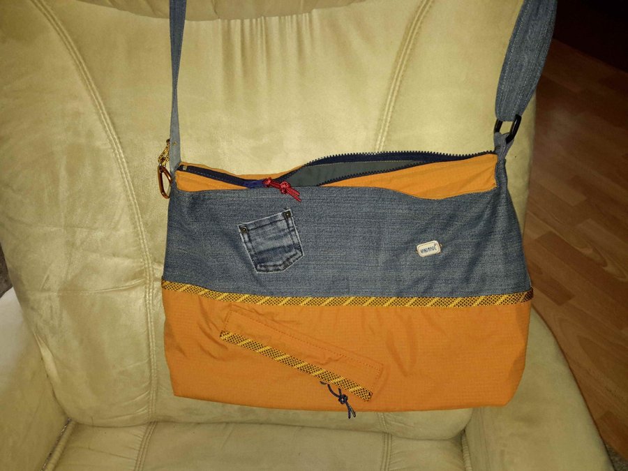 Handtasche aus alter Jeans und Regenjacke