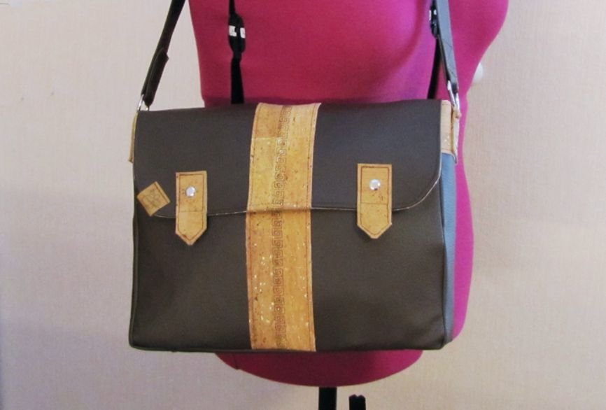 Tasche aus Kunstleder mit Korkleder Aplikationen